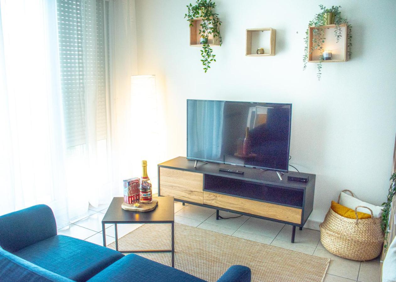 Studio Charmant Cergy Le Haut Au Pied De La Gare ! Parking Prive ! Appartamento Esterno foto