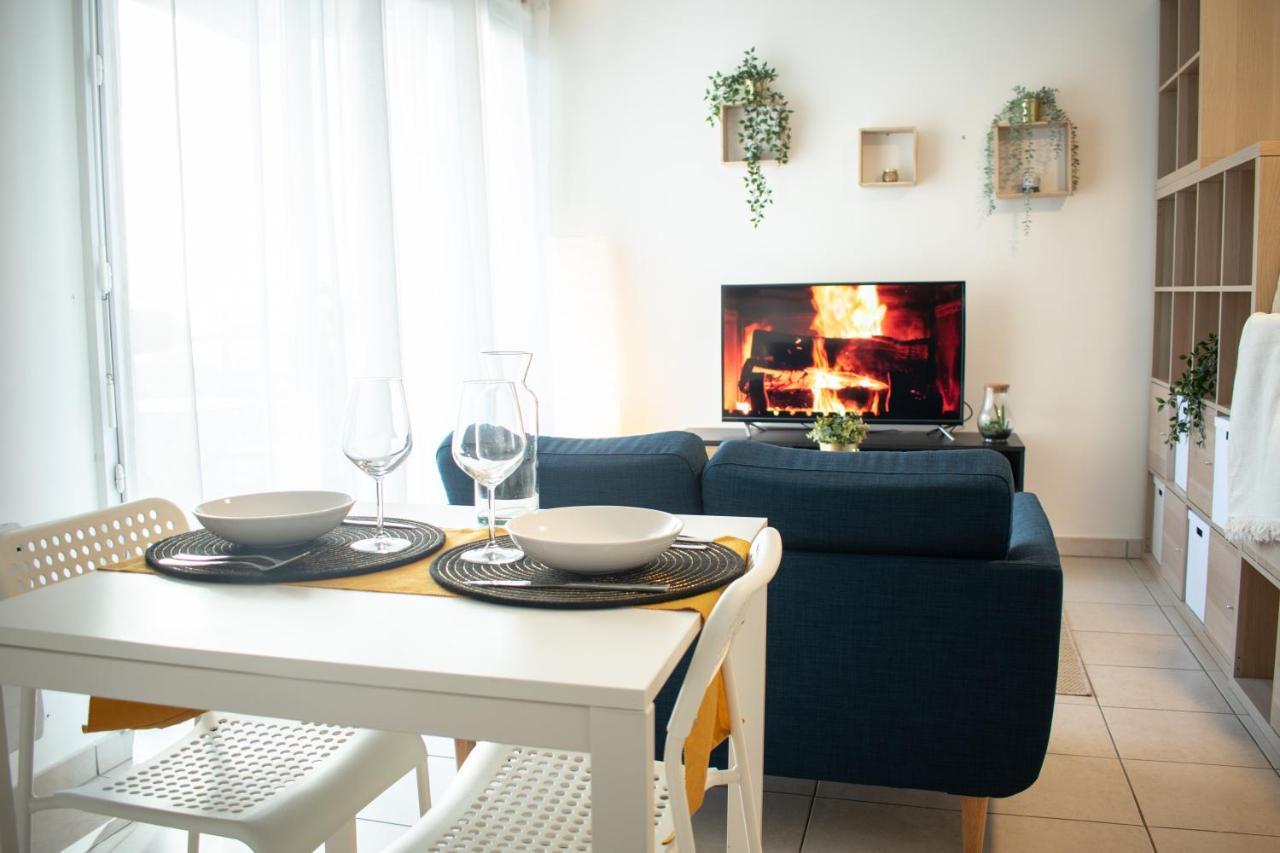 Studio Charmant Cergy Le Haut Au Pied De La Gare ! Parking Prive ! Appartamento Esterno foto