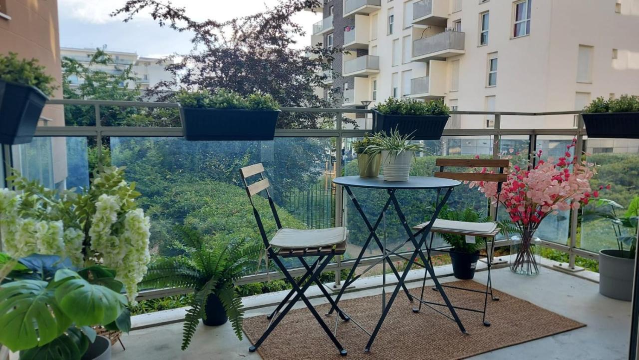 Studio Charmant Cergy Le Haut Au Pied De La Gare ! Parking Prive ! Appartamento Esterno foto